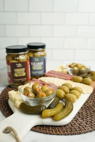 Vista 4 de Green Jay Gourmet Aceitunas Rellenas de Almendra – Aceitunas Verdes Rellenas de Almendra para Decoración de Cócteles y Tabla de Quesos – Aceitunas