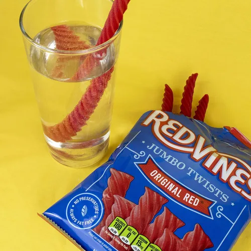 Vista 7 de Red Vines Regaliz jumbo, sabor rojo original, bolsas de 8 onzas (paquete de 12), suaves y masticables dulces Twists