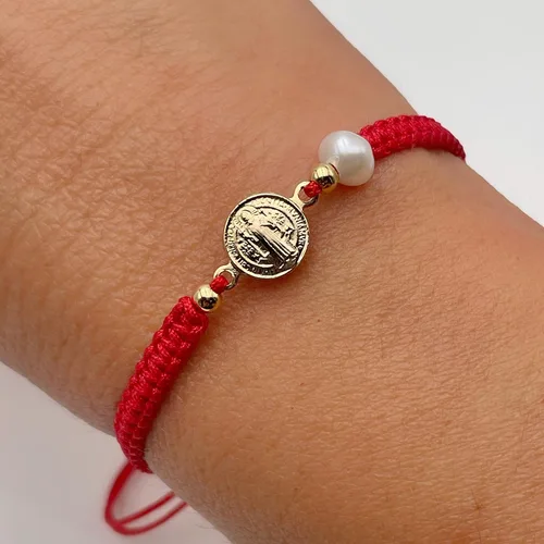 Vista 6 de Pulsera divina con medalla de San Benito y nácar de nailon rojo tejido ajustable para mujer