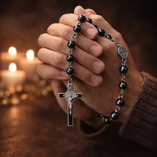 Vista 2 de TALISMAN4U Collar con rosario católico, cuentas de hematita negra, medalla de San Benito y caja de regalo de cruz, Hematita
