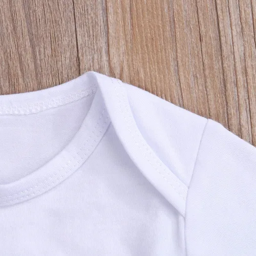 Vista 4 de Conjunto de 3 piezas para recién nacido, ropa occidental de manga larga con letras, pantalones y sombrero, para otoño e invierno