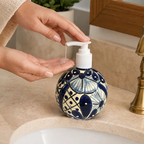 Vista 4 de Talavera - Dispensador de jabón y loción de cerámica – Talavera azul y blanco – para encimeras de cocina o baño – Cerámica mexicana pintada a mano