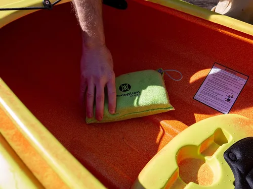 Vista 2 de Perception - Esponja para kayak Esponja absorbente de agua para kayak Absorbe hasta 1 litro, amarillo, talla única