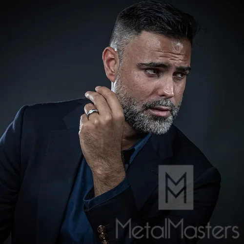 Vista 5 de Metal Masters Co. Anillo de compromiso para hombre de titanio con 9 circonitas cúbicas grandes de corte princesa