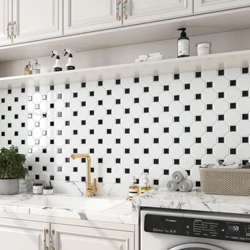 Vista 6 de FunStick Protector contra salpicaduras hexagonales blancas para cocina, de 12 x 12 pulgadas, removible, parte trasera cuadrada negra, despegar