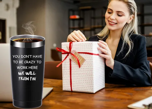Vista 4 de momocici Vaso de 20 onzas con texto en inglés «You Dont Have To Be Crazy To Work Here». Divertidos regalos de oficina para empleados, jefes