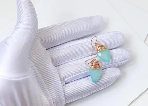 Vista 2 de Pendientes de calcedonia Aqua Blue Faceted Pointed Briolette Alambre envuelto Simple Drop Dangles