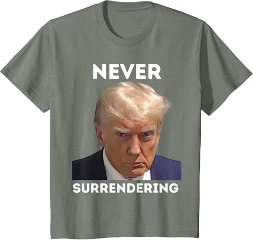 Vista 57 de Triumph Never Surrendering - Camiseta Trump Mug Shot, Negro