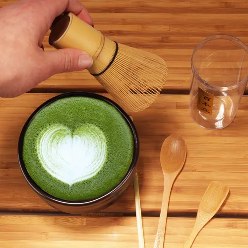 Vista 3 de Chasen (batidor de té verde) + cuchara pequeña para matcha + cucharita de té por BambooMN, Amarillo