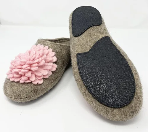 Vista 5 de Pantuflas hechas a mano para mujer 100% lana con flor rosa y plantilla de soporte para el arco