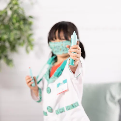 Vista 7 de Melissa & Doug - Disfraz para jugar a ser doctor (embalaje libre de frustración)