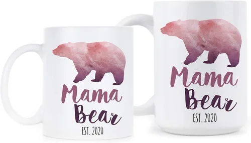 Vista 2 de Mama Bear est 2020 - Taza de desayuno, diseño con texto en inglés "Mama Bear est 2020