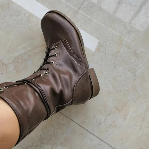 Vista 2 de Botas de combate romanas de cuero para mujer, con cordones, de media pantorrilla, para invierno, al aire libre, casual, para caminar, a la moda