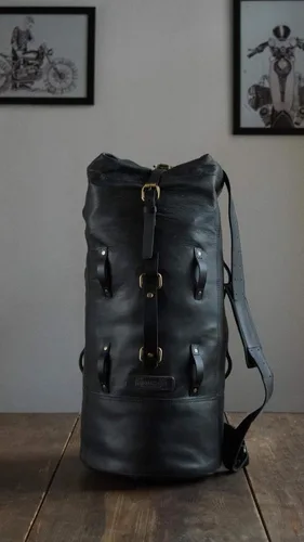 Vista 23 de Bolsa de lona para motocicleta de cuero genuino de grano completo resistente de inspiración militar Alforja Bolsa de fin de semana Con correas