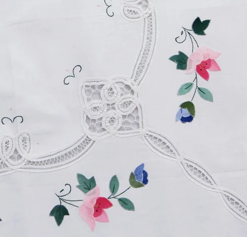 Vista 3 de Creative Linens Battenburg Mantel de encaje redondo de 68 pulgadas con rosas de apliques a mano, color blanco, 100% algodón