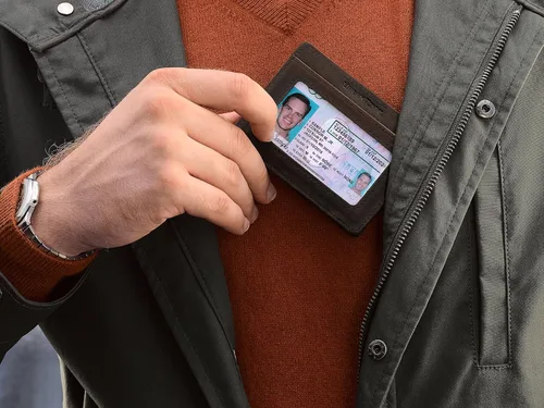 Vista 4 de Cartera compacta de manga RFID de cuero minimalista con clip de dinero 10 tarjetas