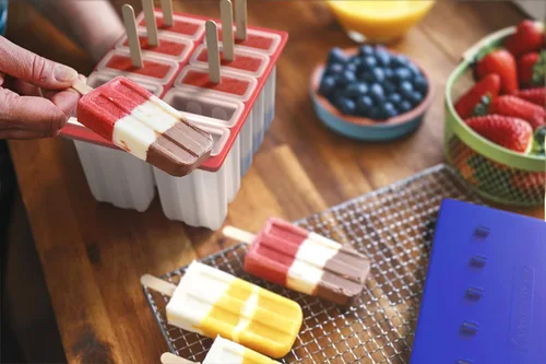 Vista 2 de American Ice Pop Maker – Kit de moldes para paletas congeladas – 10 moldes grandes de plástico extraíbles sin BPA + 50 varillas de madera, cepillo