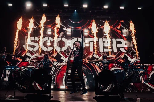 Vista 3 de FCK 2020 - Zweieinhalb Jahre mit Scooter