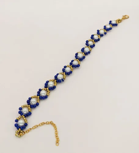 Vista 2 de Elegante brazalete para dama hecho a mano de perlas fantasia y cuentas de vidrio de 8" de largo, ideal para regalo, se envía empaque según muestra.