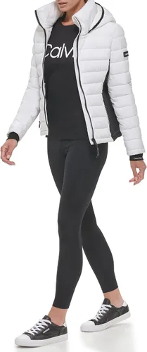 Vista 4 de Calvin Klein Chaqueta de paneles laterales ligera y casual para mujer resistente al agua