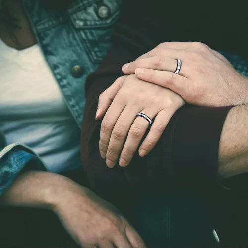 Vista 2 de Uloveido Anillos de compromiso de boda de acero inoxidable de titanio para parejas, grabados, amor real Y552