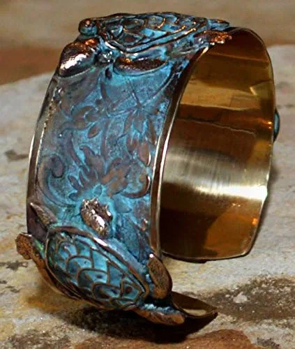 Vista 3 de Elaine Coyne Collectible Artwear Pulsera clásica de tortuga marina - Verdigris Patina Brass, Latón