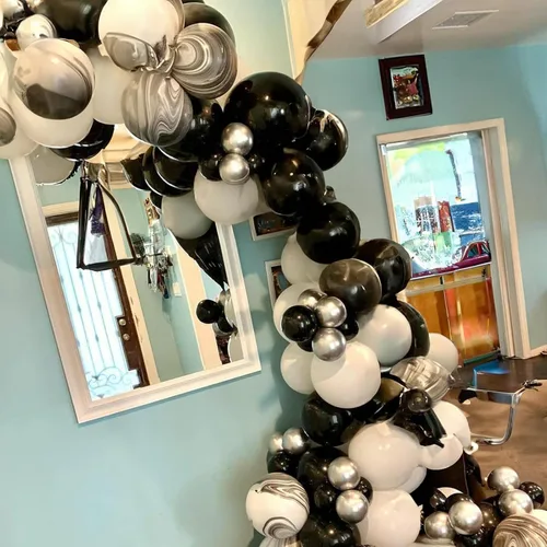 Vista 3 de Kit de arco de globos de Halloween, globos de esqueleto blanco y negro para decoración de Halloween, guirnalda de globos con estrella de explosión