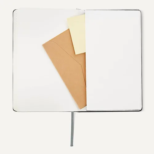 Vista 4 de Amazon Basics Cuaderno clásico de puntos, 240 páginas, negro, tapa dura, 5 x 8.25 pulgadas