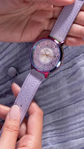 Vista 5 de GUESS US - Reloj analógico con corte floral iridiscente para mujer