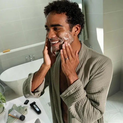 Vista 8 de MANSCAPED® The Plow® 2.0 & Power Shave Gel, paquete de afeitado facial para hombre con maquinilla de afeitar de seguridad de una sola hoja y gel
