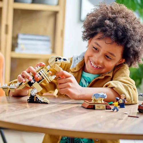 Vista 6 de LEGO Jurassic World T. rex Dinosaur Fossil Exhibition 76940 Kit de construcción; juego de juguete genial para niños; nuevo 2021 (198 piezas)
