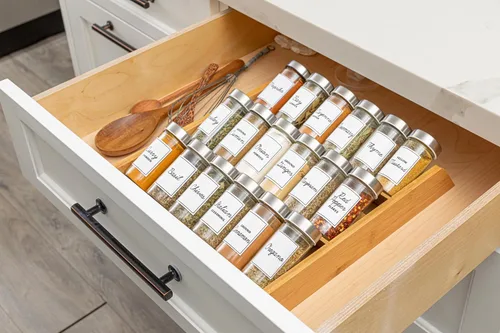 Vista 6 de Orii Organizador compacto de especias de bambú de 18 tarros para encimera y cajón de cocina, lleno de especias, programa