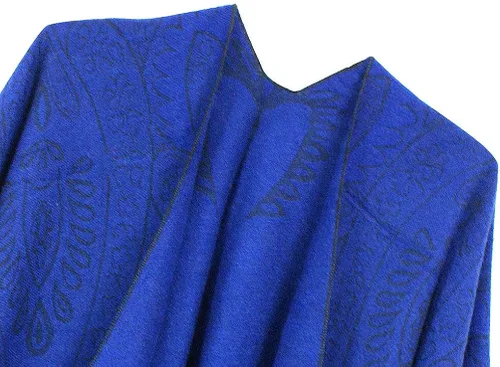 Vista 3 de Poncho con flecos, con estampado vintage, estilo retro, a la moda, para mujer. Capa, chal.