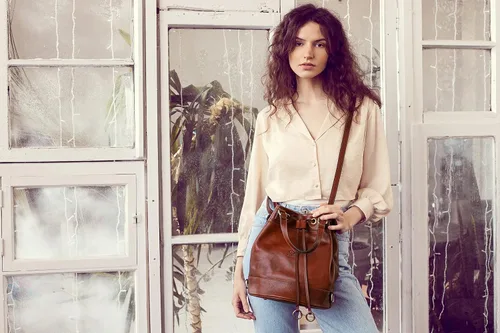 Vista 2 de Time Resistance Bolso cubo de cuero de grano completo de cuero real para mujer