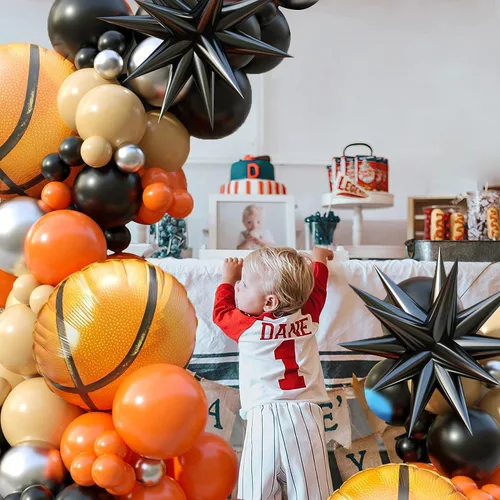 Vista 6 de Kit de guirnalda de arco de globos de baloncesto, 103 globos de fiesta de baloncesto, guirnalda de globos naranja y negro para niños y niñas