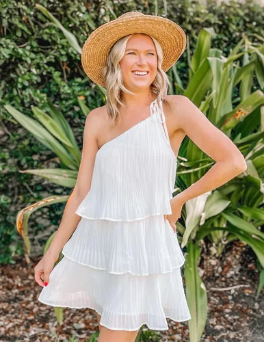 Vista 5 de ZESICA Vestido corto bohemio de verano con un hombro descubierto, sin mangas, con volantes, escalonado, de gasa, plisado, acampanado, para mujer
