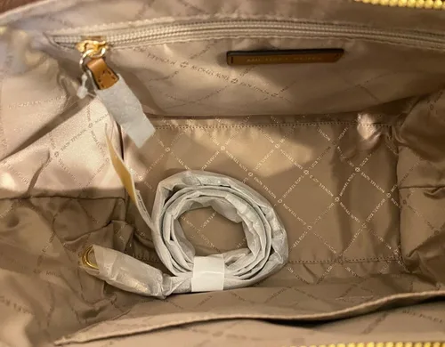 Vista 6 de Michael Kors Avril - Bolso bandolera grande con cremallera superior, color marrón, Marrón Mk/Oro