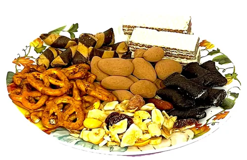 Vista 8 de Cesta de regalo gourmet de calabaza de Halloween de 33 piezas de chocolates artesanales, galletas, crujidos y aperitivos. Hecho a mano y perfecto