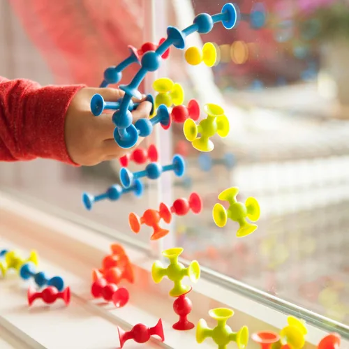Vista 4 de Fat Brain Toys Mini Squigz - Mini Squigz - Juego de 30 piezas para construcción y construcción para edades de 5 a 9 años