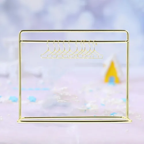 Vista 9 de TOYANDONA Mini perchero de ropa para muñecas con juego de perchas – Mini perchero dorado de 10 piezas de metal en miniatura para almacenamiento