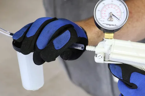 Vista 5 de Kit de ajuste y purga de frenos automotriz Mityvac MV8000, bomba de mano Selectline (MV8010), liberación de vacío de un dedo, diseño ergonómico