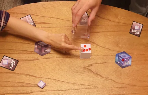 Vista 7 de Mattel Jewel Heist - Juego de estrategia de equipo con tabla, bóveda, joyas, juego de roles misterioso, deducción social para adultos, familias