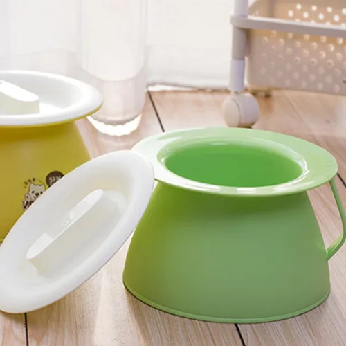 Vista 2 de COHEALI - Escupitón para niños con tapa, pequeña olla portátil para orina de 8.26 x 8.26 x 5.51 pulgadas, cubo duradero para mesita de noche, diseño