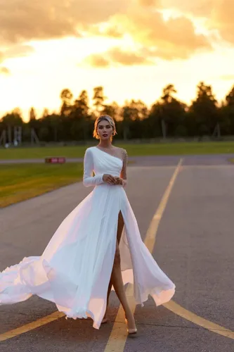 Vista 2 de Vestido de novia simple con cuello en V para novia, tirantes delgados, tul fruncido, vestidos de novia de playa