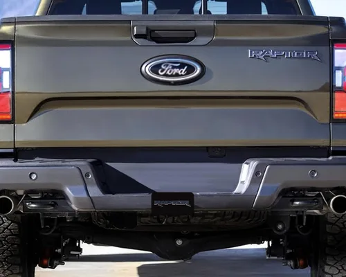 Vista 4 de Ford Raptor Cubierta de enganche rectangular con revestimiento negro con emblema 3D Ford Raptor negro para enganche de remolque (2 pulgadas) receptor