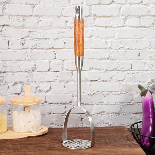 Vista 6 de Angoily Triturador de papas de acero inoxidable con mango de madera, prensador de papas resistente para papas de mano para aguacate y verduras