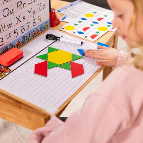 Vista 6 de ¡Melissa & Doug, hora de clases! Juego de aula de clases, puedes ser profesor o estudiante.
