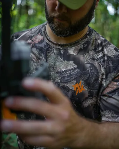 Vista 4 de Nomad Men's Pursuit Short Sleeve Shirt Hunting Shirt W/Sun Protection Mossy Oak Droptine Camo