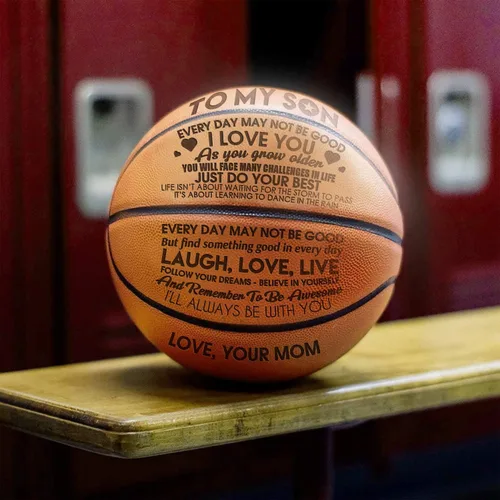 Vista 3 de Mamá y papá a mi hijo regalo baloncesto con palabras impresas en la pelota tamaño oficial siete baloncesto personalizado con bolsa y aguja