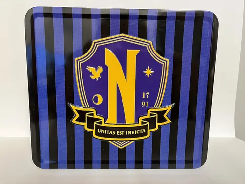 Vista 2 de Wednesday Nevermore Tin Titans presenta una lonchera exclusiva con contenedor para bebidas